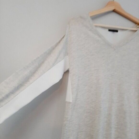 RW&CO V-neck Light Sweater Colorblock Grey & White Sz XS - Picture 5 of 12